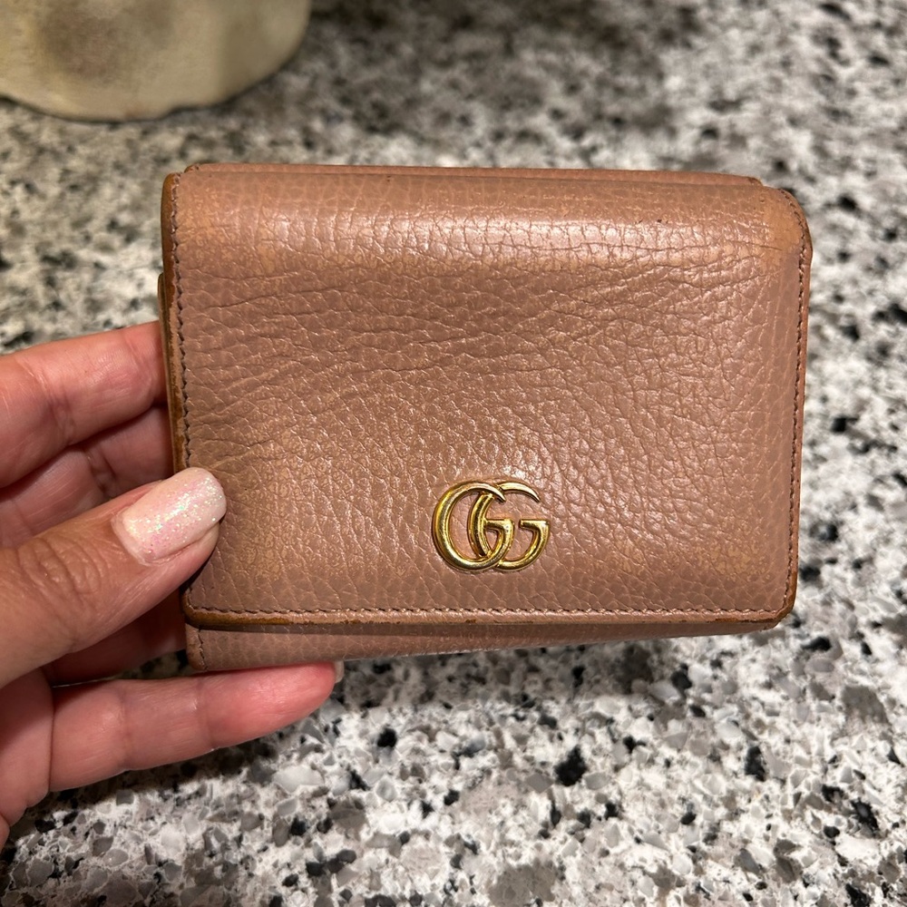 Gucci Tan Leather Card wallet compact with Gold GG Logo. W/ COA